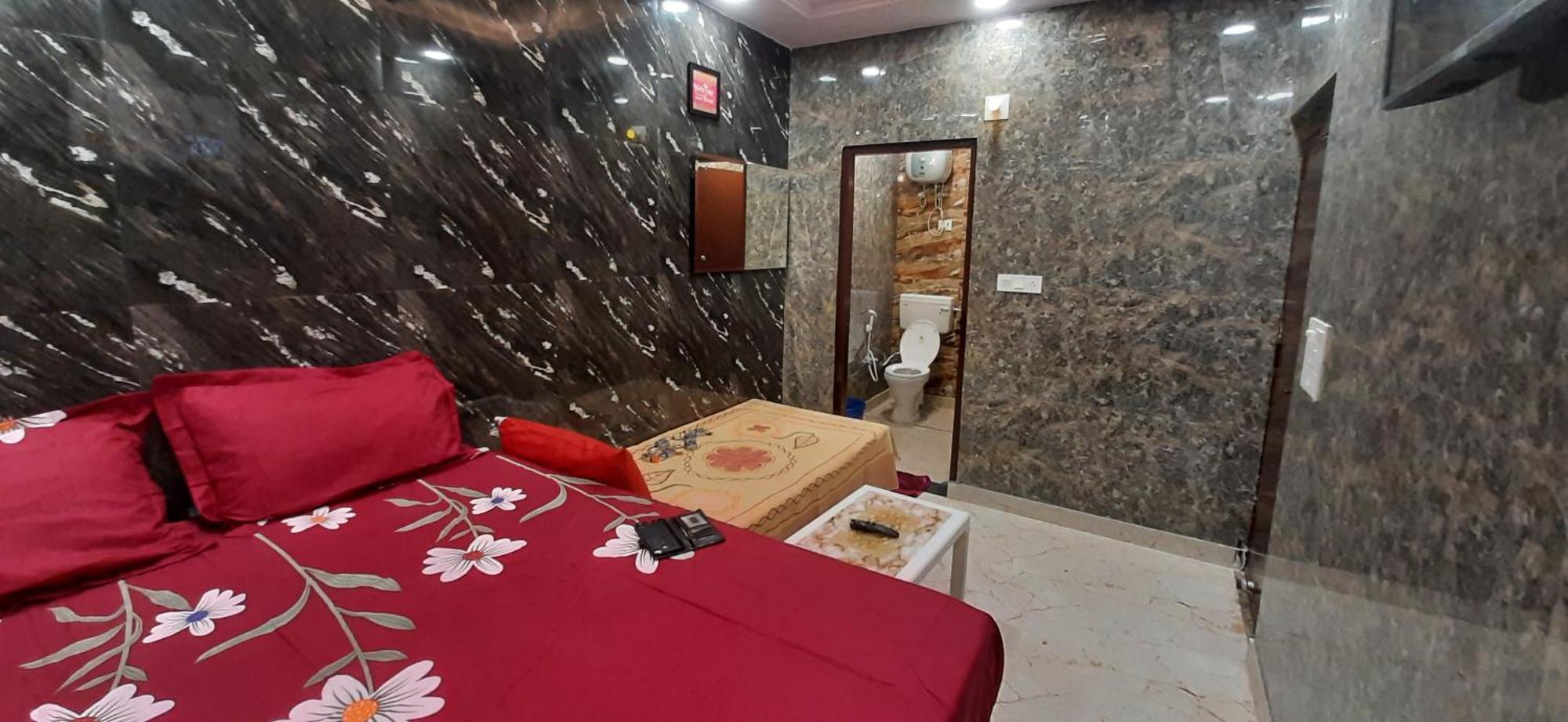 Guest house Aggarwal Lajpat Nagar, With Private Kitchen Android Tv Wifi And Fridge *